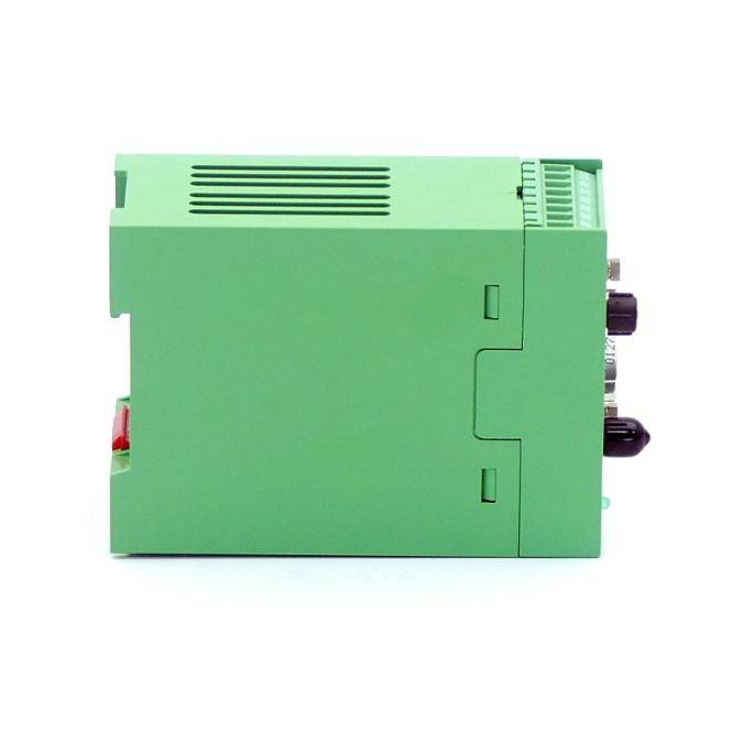 Grünes Industrieelektronikmodul mit Lüftungsschlitzen und Seitensteckern auf weißem Hintergrund.