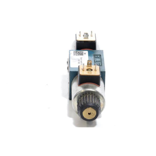 Nahaufnahme einer industriellen elektromechanischen Ventil- oder Solenoid-Komponente mit elektrischen Anschlüssen, isoliert auf weißem Hintergrund dargestellt.
