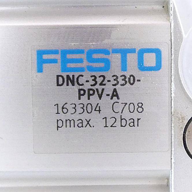 Nahaufnahme eines Festo-Geräteetiketts mit der Aufschrift „DNC-32-330-PPV-A", „163304 C708"" und „pmax. 12 bar"".