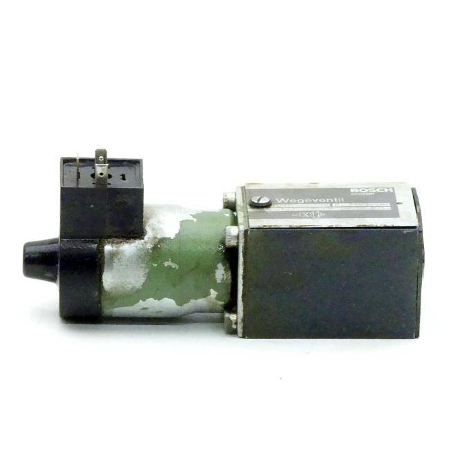 Gebrauchtes Bosch-Kraftfahrzeug-Vakuummagnetventil mit elektrischem Stecker und Schlauchstutzen auf weißem Hintergrund