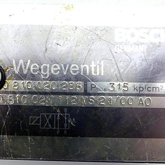 Nahaufnahme einer Metallventilidentifizierungsplakette mit der Bezeichnung „Wegventil