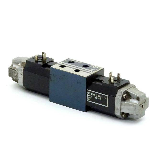 Industrielles hydraulisches Magnetventil mit Metallgehäuse und elektrischen Anschlüssen auf weißem Hintergrund.