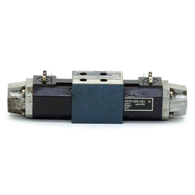Hydraulisches Ventilkomponente mit Metallenden und zentralem schwarzem Gehäuse, vor weißem Hintergrund dargestellt.