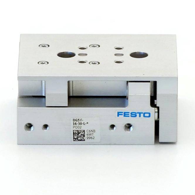 Metallisches industrielles Pneumatikkomponente mit FESTO-Logo, dargestellt in einer Frontansicht auf weißem Hintergrund.
