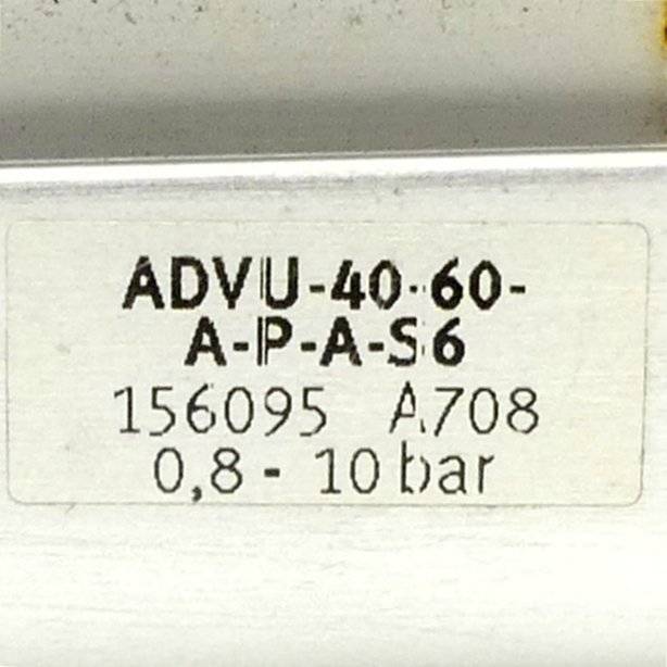 Etikett auf einem Metallgerät mit folgender Aufschrift: „ADVU-40-60-A-P-A-S6", „156095 A708"" und „0,8 - 10 bar"".