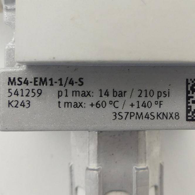 Nahaufnahme eines Geräteschildes mit der Aufschrift „MS4-EM1-1/4-S", Teilenummer 541259, Druckgrenzwert 14 bar/210 psi und Temperaturgrenzwert +60 °C/+140 °F.