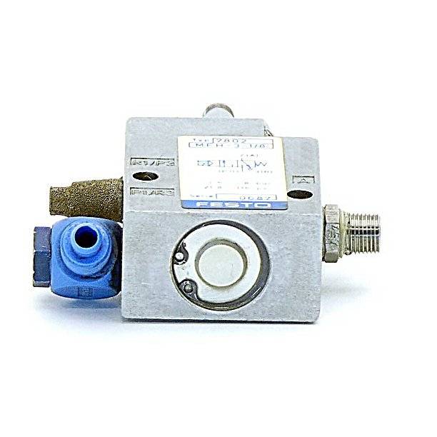 Industrieller pneumatischer Ventilblock mit blauen und messing-farbenen Anschlüssen auf weißem Hintergrund.