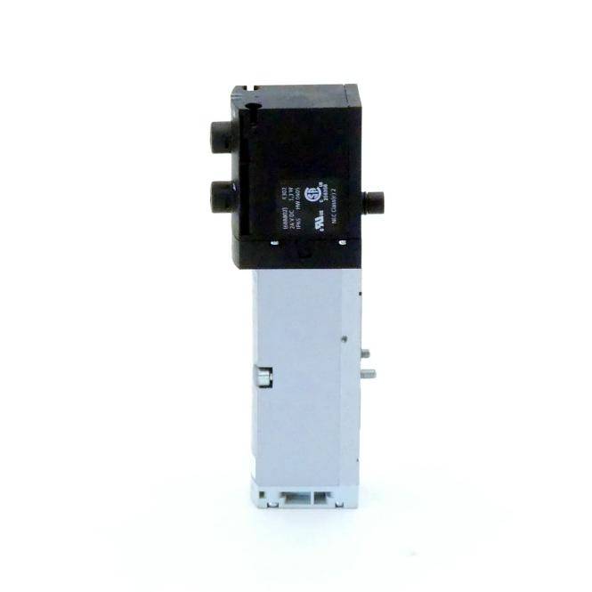 Schwarze und silberne Industrieventil-/Solenoidkomponente in der Profilansicht auf weißem Hintergrund.