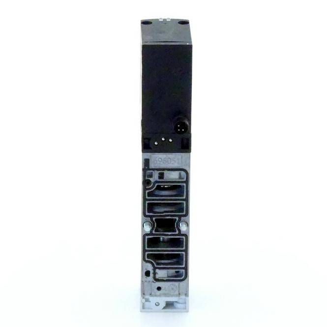 Ein schmales schwarzsilbernes elektronisches Modul mit gestapelten rechteckigen Anschlüssen/Steckverbindern, von vorne gegen weißen Hintergrund gezeigt.