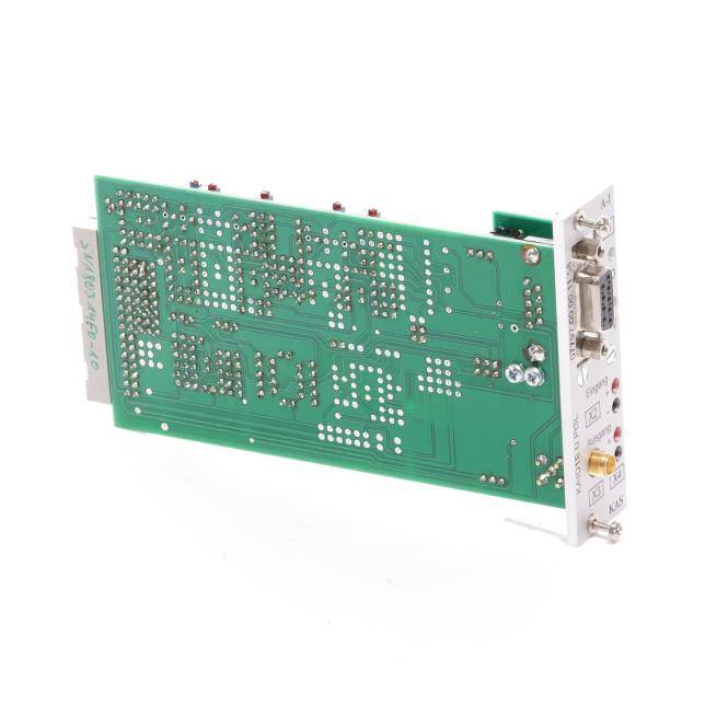 Rückansicht einer grünen elektronischen Leiterplatte mit Metallverbindern und Anschlüssen auf weißem Hintergrund.