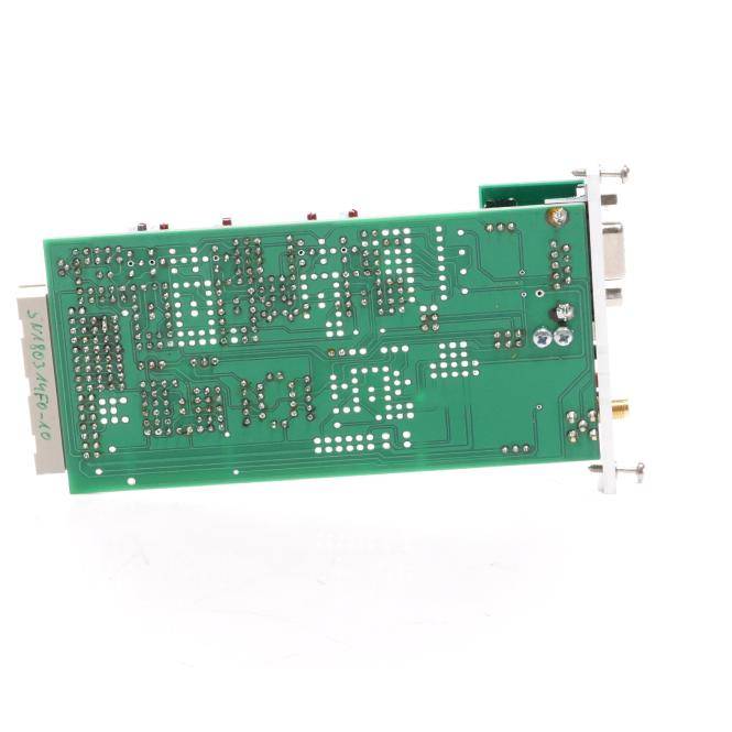 Grüne elektronische Leiterplatte mit einer Metallverbindungsbaugruppe, auf weißem Hintergrund dargestellt.