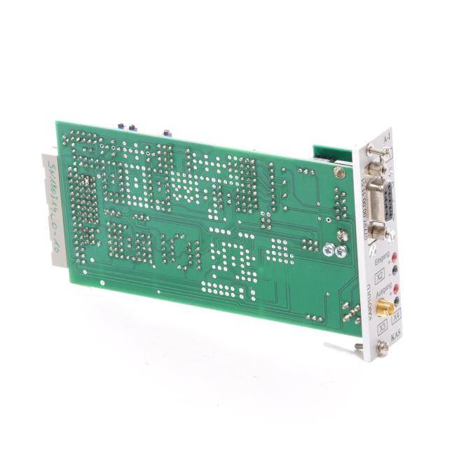 Rückansicht eines grünen Leiterplattenmoduls mit Metallkantenbefestigung und DB9-ähnlichem Stecker auf weißem Hintergrund.