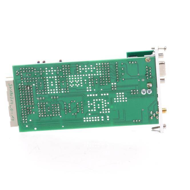 Rückansicht einer grünen elektronischen Leiterplatte mit Lötpunkten und Kantenverbindern auf weißem Hintergrund.