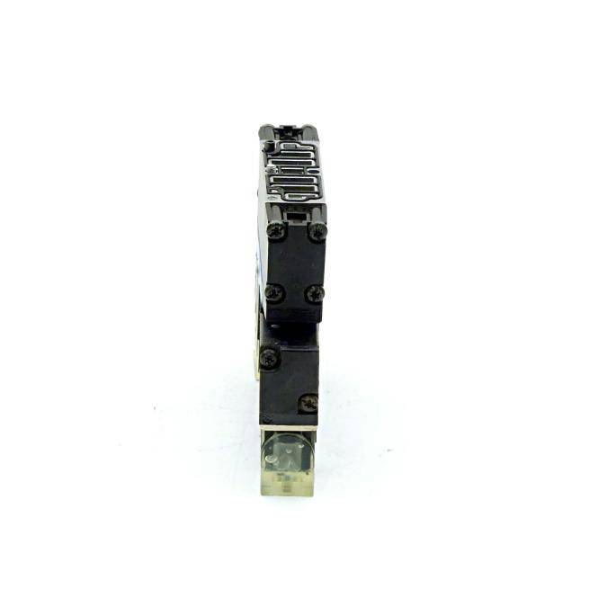 Seitenansicht einer schwarzen elektronischen Komponente oder eines Steckers mit sichtbaren Schrauben und einem transparenten unteren Bereich, isoliert auf weißem Hintergrund.