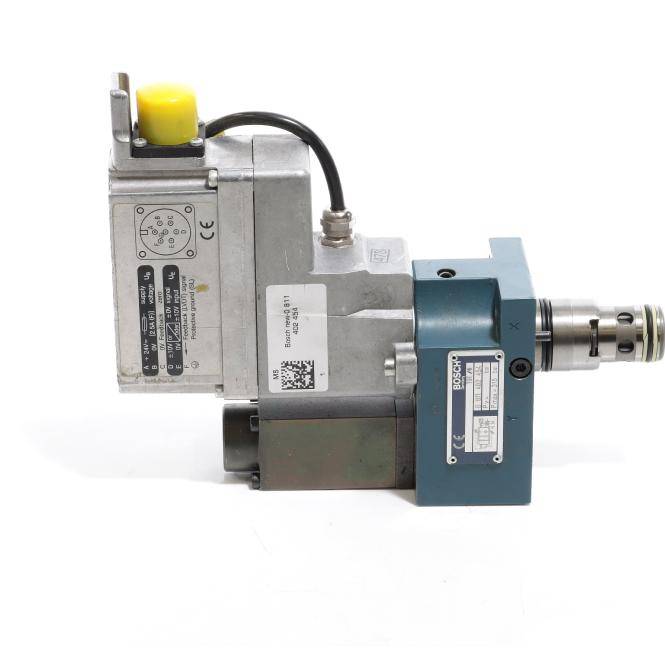 Industrieller metallischer mechanischer Aktuator oder Ventilbaugruppe mit blauem Motorgehäuse, silbernem Gehäuse, Verkabelung und gelber Kappe auf weißem Hintergrund.