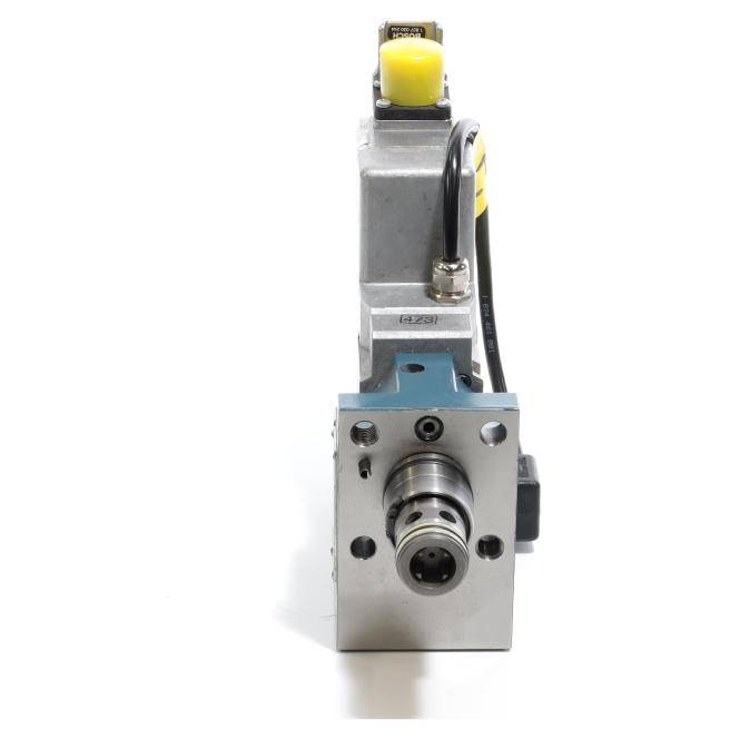 Industrieller Elektroantrieb oder Servomotor von vorne auf weißem Hintergrund dargestellt, mit metallischem Gehäuse, Verdrahtung und gelbem Deckel.