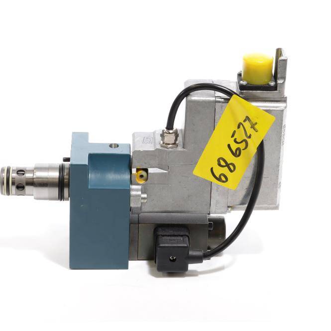 Industrielle Hydraulikventil- oder Aktuatoreinheit mit Metallgehäuse, blauem Gehäuse, schwarzem Kabel und gelbem Kennzeichnungsschild mit der Aufschrift „68 6577
