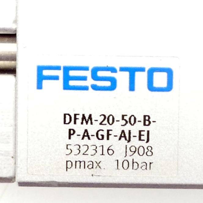 Nahaufnahme eines Festo-Geräteschildes mit der Modellbezeichnung 'DFM-20-50-B-P-A-GF-AJ-EJ', Teilenummer 532316 J908 und 'pmax 10bar'.