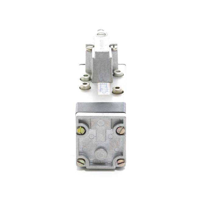 Metallischer elektrischer Stecker, von vorne und von der Seite gezeigt, mit Schraubklemmen und Befestigungsstutzen auf weißem Hintergrund.