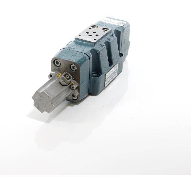 Industrie-Hydraulik- oder Pneumatikventilblock mit metallischer Aktuatorbefestigung, auf weißem Hintergrund dargestellt.