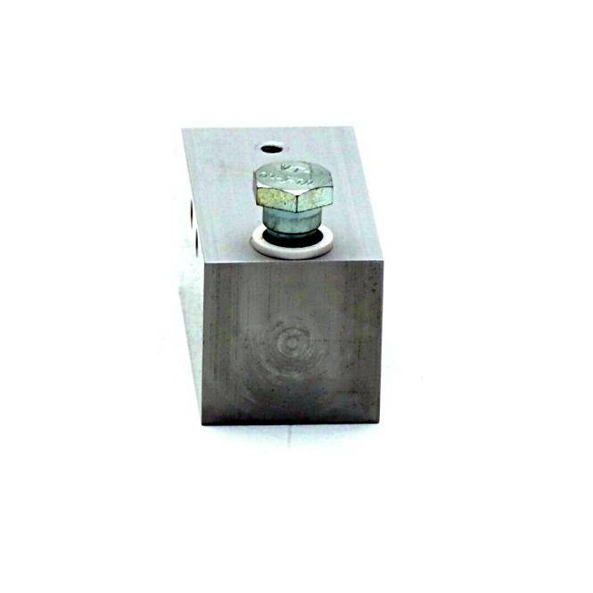 Metallischer hydraulischer Ventilblock mit einem Sechskantbolzen und weißer Unterlegscheibe oben, gezeigt auf einem einfachen weißen Hintergrund.