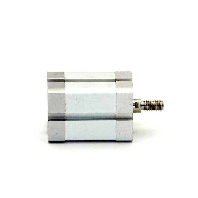 Metallischer pneumatischer Zylinder mit einer Gewindestange, die sich von der rechten Seite erstreckt, gezeigt auf einem einfachen weißen Hintergrund.