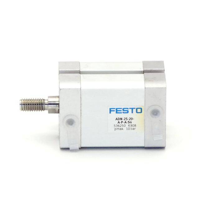Festo Pneumatikzylinder mit gewindeförmiger Welle, die von der linken Seite herausragt, gezeigt auf einem einfachen weißen Hintergrund.