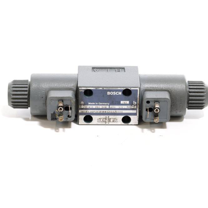Bosch-Hydraulikwegeventil mit zwei Solenoidantrieben und gerippten Anschlüssen an beiden Enden, dargestellt vor weißem Hintergrund.