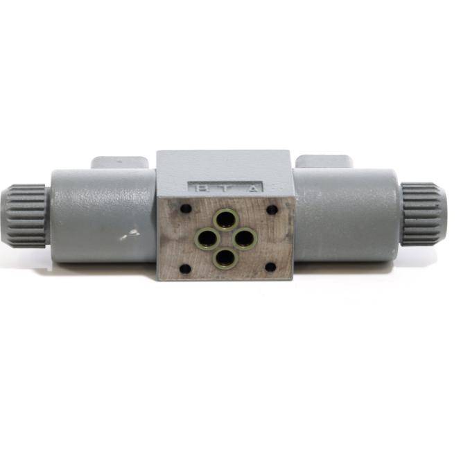 Industrielles Hydraulikventil mit zwei grauen zylindrischen Enden und einem zentralen Metallblock mit fünf Anschlüssen, dargestellt vor weißem Hintergrund.