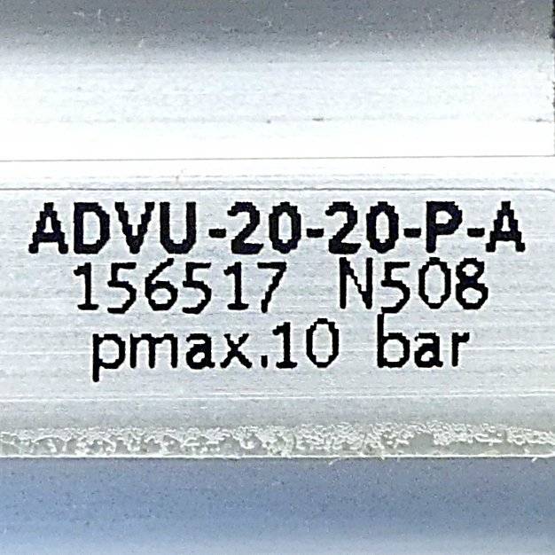 Nahaufnahme eines Metallteiletikett mit der Aufschrift „ADVU-20-20-P-A", „156517 N508"" und „pmax.10 bar"".