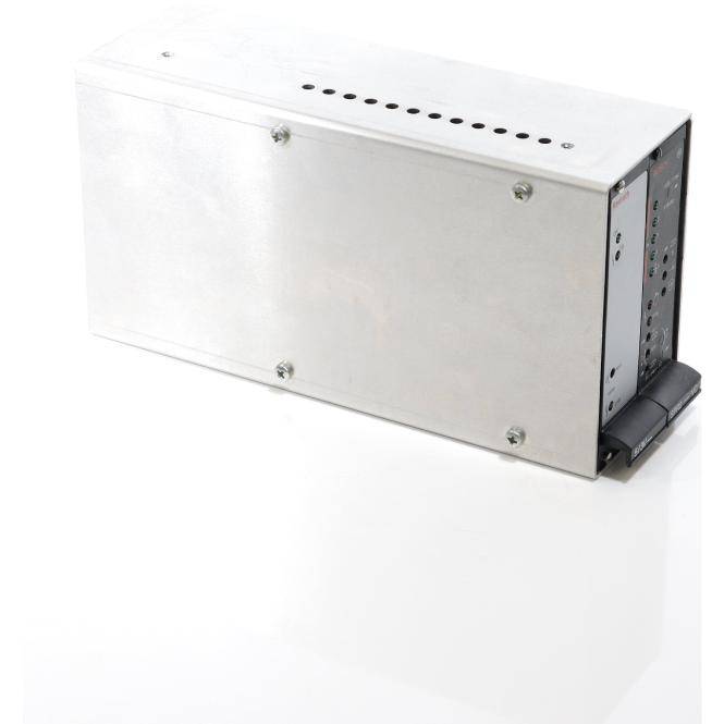 Silbernes rechteckiges Metallgehäuse für Elektronik mit Lüftungslöchern oben und einer dunklen Steckverbinderpaneel an einem Ende.