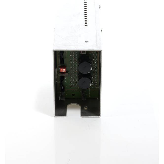 Offenes elektronisches Steuermodul mit freiliegender Leiterplatte, zwei großen schwarzen Einstellknöpfen und einem kleinen roten Schalter in einem Metallgehäuse.