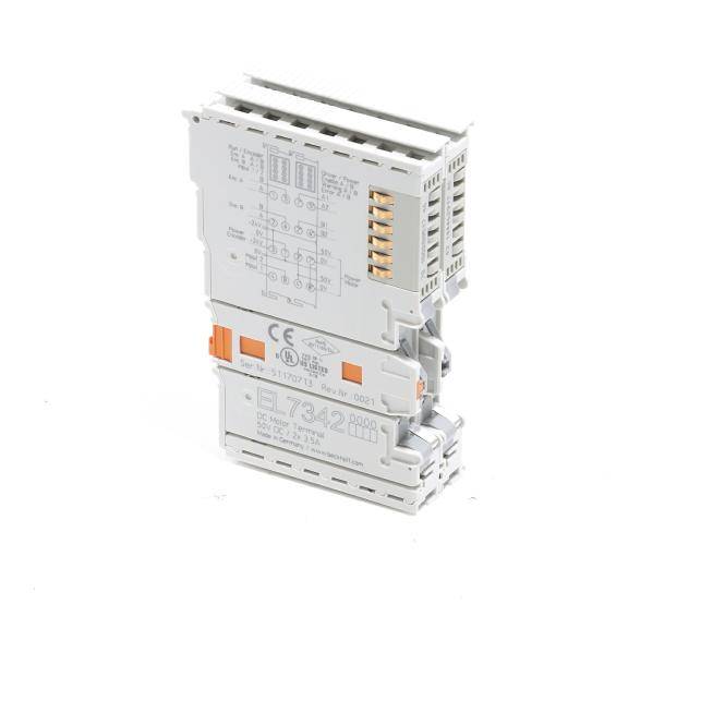 Weißes elektrisches Steuermodul mit Anschlussplätzen und orangefarbenen Steckverbindern, isoliert auf einfachem weißem Hintergrund dargestellt.