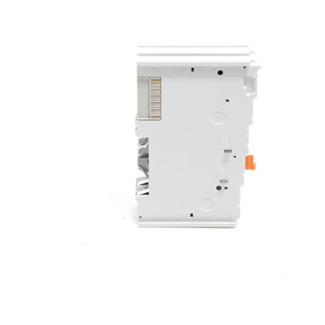 Weißes Elektroschutzschaltermodul mit orangefarbenem Seitenschalter, isoliert auf weißem Hintergrund dargestellt.