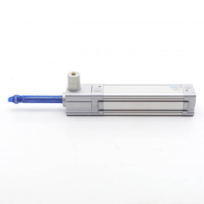 Industrieller linearer Aktuator mit einer blauen Stange, die sich aus einem silbernen zylindrischen Gehäuse auf weißem Hintergrund erstreckt.