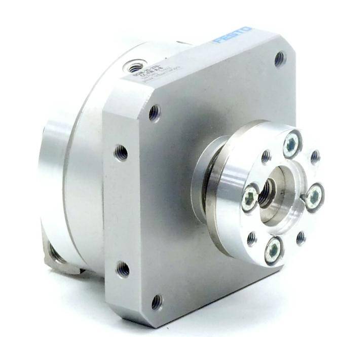 Nahaufnahme einer silbernen metallischen mechanischen Komponente mit quadratischem Gehäuse, kreisförmeter Frontflansch, Schraubenlöchern und zentraler Gewindebohrung auf weißem Hintergrund.