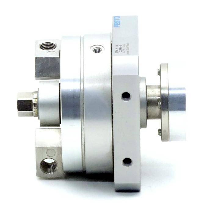 Seitenansicht eines metallischen pneumatischen Zylinders oder Aktuators mit Gewindelanschlüssen und einer vorstehenden Welle auf weißem Hintergrund.