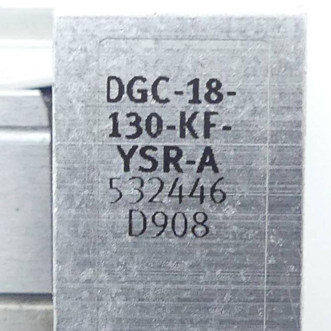 Nahaufnahme eines Metallschilds mit dem gestempelten Code „DGC-18-130-KF-YSR-A" und den Nummern „532446"" und „D908"".
