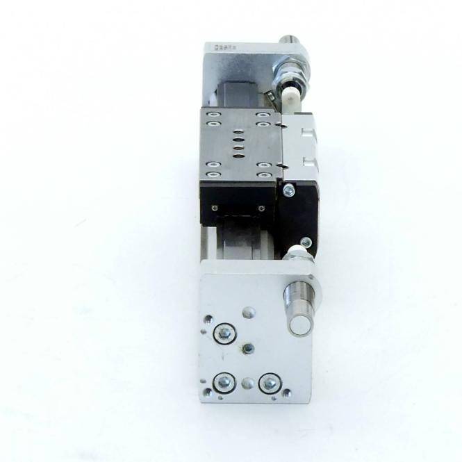 Kompakte metallische mechanische Stellvorrichtung oder lineares Schiebesystem mit Befestigungsplatten, Schrauben und einem zentralen beweglichen Block auf weißem Hintergrund.
