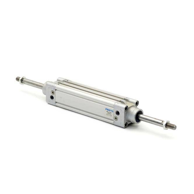 Metallischer pneumatischer Zylinder mit einer Kolbenstange, die an beiden Enden herausragt, isoliert auf weißem Hintergrund dargestellt.