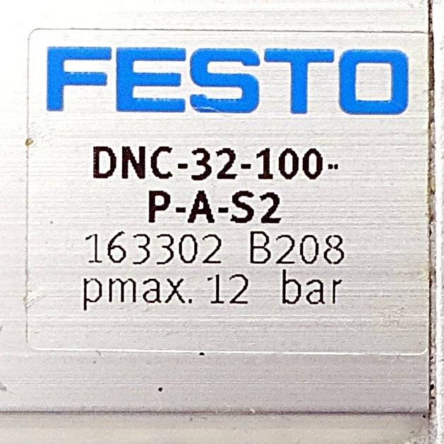 Beschriftung auf einem Festo-Gerät mit Modell DNC-32-100-P-A-S2, Teilenummer 163302 B208, mit maximalem Druck pmax. 12 bar.