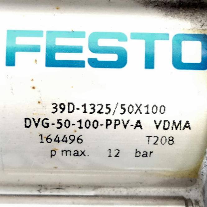 Nahaufnahme eines Festo-Geräteschildes mit der Modellbezeichnung 39D-1325/50X100, DVG-50-100-PPV-A, VDMA, 164496, T208 und maximalem Druck 12 bar.