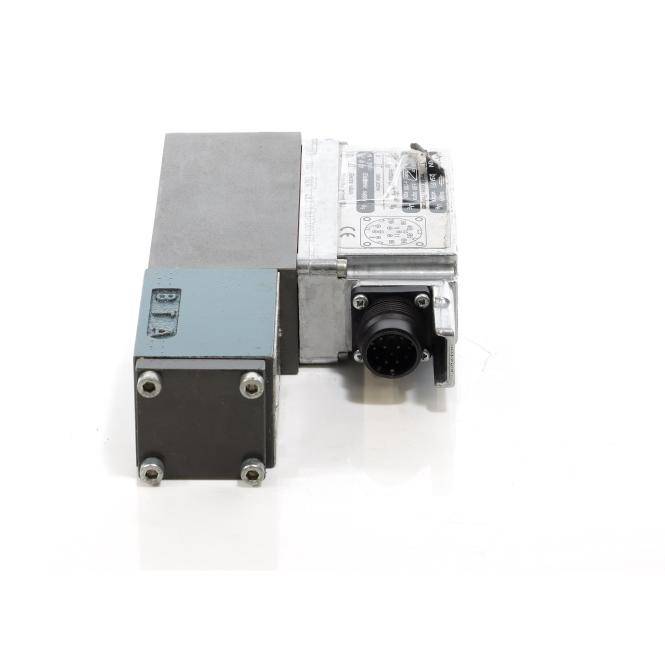 Kleine industrielle elektronische Komponente mit einem schwarzen kreisförmigen Stecker, silberfarbenem Metallgehäuse und blaugrauem Block, dargestellt auf weißem Hintergrund.