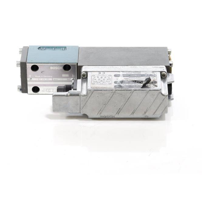 Zwei industrielle Bosch-Metallventile oder Magnetventile nebeneinander auf weißem Hintergrund gezeigt.