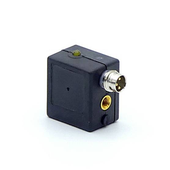 Kleiner schwarzer elektronischer Adapter oder Stromversorgungskasten mit einem runden Metallstecker und einer gelben Buchse an der Seite, gezeigt auf weißem Hintergrund.