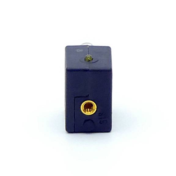 Kleines blaues rechteckiges elektronisches Gerät mit einer oberen Schraube und einem vorderen kreisförmigen Anschluss, isoliert auf weißem Hintergrund dargestellt.