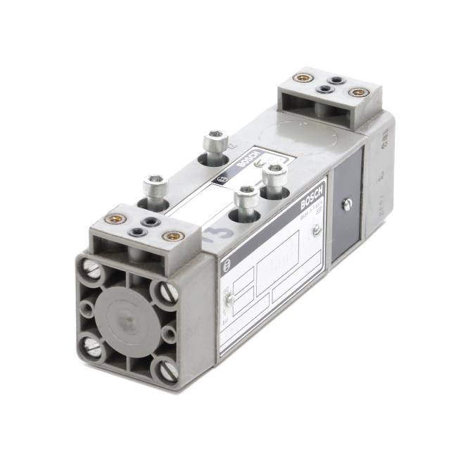 BOSCH Industrie-Pneumatikventilblock mit Metallanschlüssen und Verbindungen auf weißem Hintergrund.