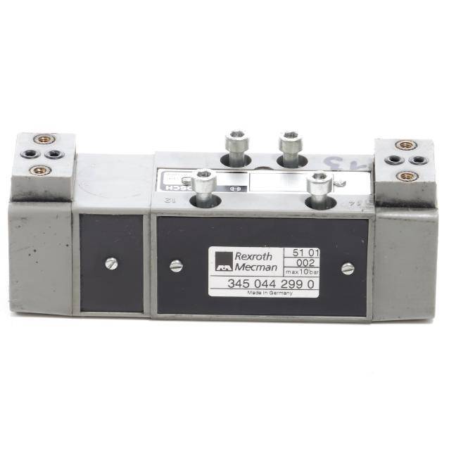 Nahaufnahme eines Rexroth Mecman Industrieventils oder pneumatischen Steuerblocks mit Metallverbindungen und beschrifteter Frontplatte auf weißem Hintergrund.
