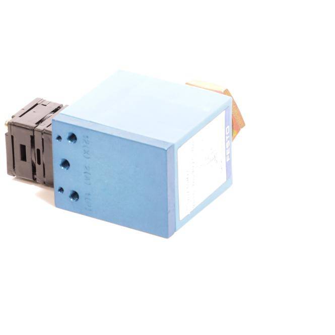 Blaues rechteckiges elektronisches Relais/Modul mit schwarzem Stecker an einem Ende und orangefarbenem Tab am anderen Ende, isoliert auf weißem Hintergrund.