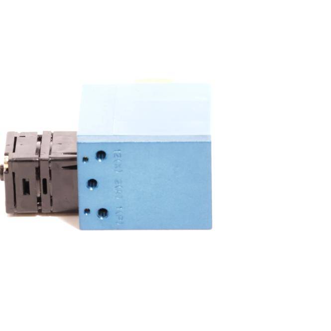 Blauer und schwarzer elektrischer Steckerverbinder auf weißem Hintergrund.